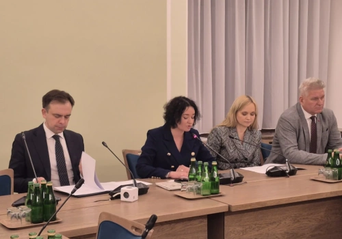 Rząd i Lewica o podatku zdrowotnym. Minister finansów nie popiera projektu