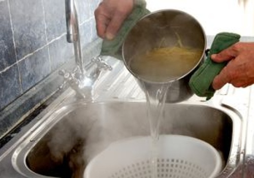 Wylewasz do zlewu? Musisz wiedzieć, czym to grozi