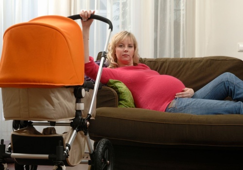 Koniec z 800 plus. Chcą dać ponad 200 tys. zł za urodzenie dziecka, ale kosztem emerytów