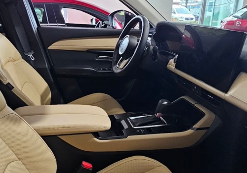 Kupowali go w ciemno, teraz mogą zobaczyć go na żywo. SUV Mazdy za 139 900 zł zjeżdża do salonów w całej Polsce