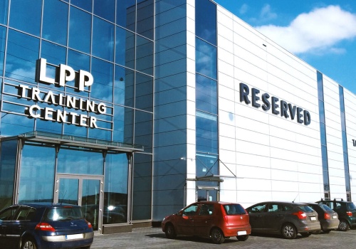 Prezes LPP wart ponad miliard. Moda wśród najmocniejszych sektorów GPW