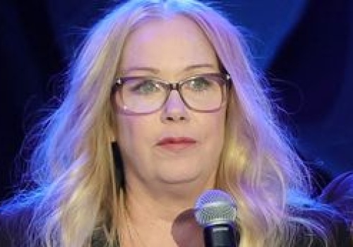 Christina Applegate jest PRZYKUTA DO ŁÓŻKA. Aktorka choruje na stwardnienie rozsiane: 