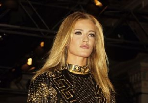 Była supermodelką lat 90. Pojawiła się na Instagramie