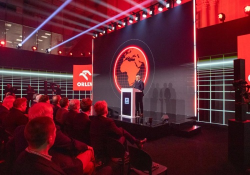 Czego oczekiwać po strategii Orlenu. Rewolucja UKNF w doradztwie inwestycyjnym. Faworyci w przetargu na modele AI (Najważniejsze informacje dnia)