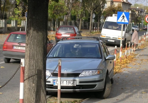 Brak niebieskich kopert pod szpitalem