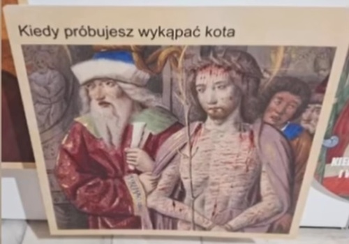 Obraz przedstawiający zakrwawionego Chrystusa w koronie cierniowej podpisany „Kiedy próbujesz wykąpać kota”. Kontrowersyjna wystawa w Gnieźnie