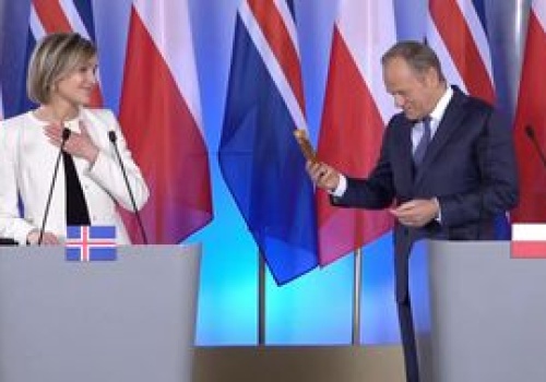 Tusk przekazał premier Islandii drobny prezent. Od razu skomentowała