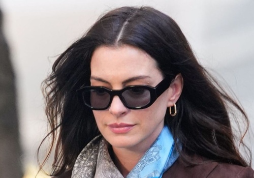 Wiosenne stylizacje gwiazd. Sprawdź, jak modnie nosić apaszkę