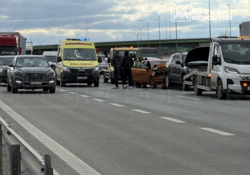 Zderzenie po awarii pojazdu na trasie S7. Dwie osoby w szpitalu