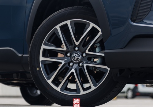 Dlaczego koło czasem ma cztery śruby, a czasem pięć? To nie jest przypadek, a informacja