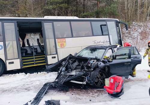 Zderzenie osobówki z autobusem pod Łomżą