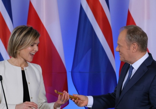 Tusk zaskoczył premier Islandii. Wręczył jej nietypowy podarunek