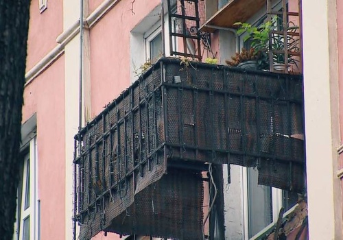 Runął balkon mieszkania. Nikt nie odpowie za śmierć lokatorki