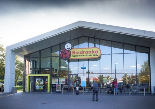 Imigrant chciał okraść „Biedronkę”. Przyłapany, wyciągnął nóż