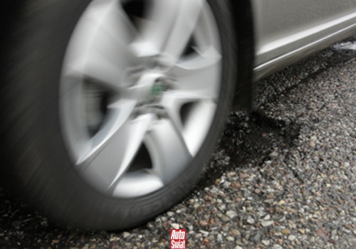 Wpadłeś autem w dziurę? To musisz zrobić, żeby dostać odszkodowanie