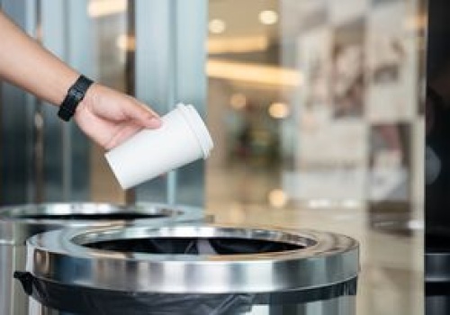 Kubek po kawie wyrzucaj do tego kosza. Wiedziałeś o tym?