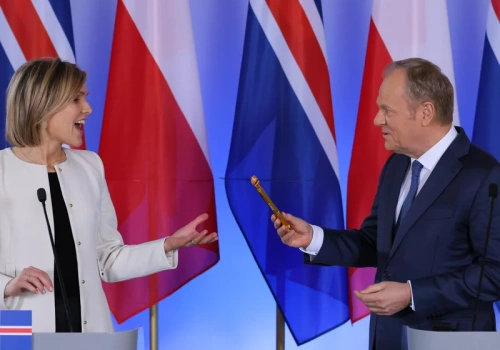 Tusk zaskoczył premier Islandii. Wręczył jej drobny prezent