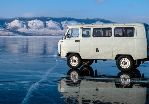 Tysiące turystów utknęło nad jeziorem Bajkał, ponieważ warunki na drogach pokryte lodem są nadal niebezpieczne