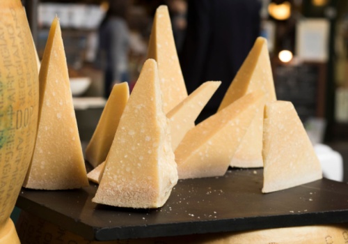 Seryjny podgryzacz parmezanu zatrzymany na gorącym uczynku. Supermarket zastawił pułapkę