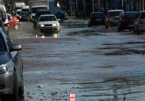 Topniejący śnieg zalewa polskie drogi. Młot wodny to wyrok dla silnika i portfela