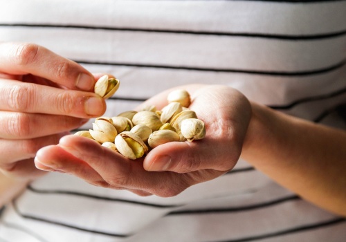 Są pyszne i zdrowe, ale nie każdy może je jeść? Dla tych osób mogą być szkodliwe. Jeśli do nich należysz, nie sięgaj po pistacje