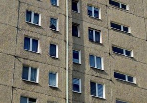 Emerytka wynajęła mieszkanie. Teraz spłaca długi 