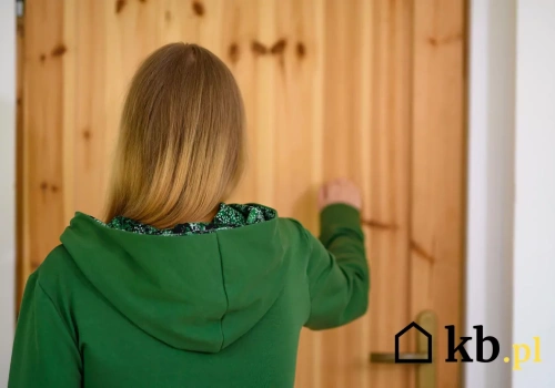 Kontrola z urzędu pod bramą. W tych przypadkach urzędnik ma prawo wejść na Twoją posesję