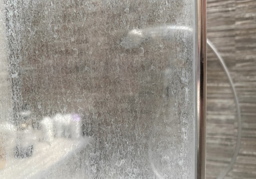 Koniec z białym nalotem na szybie. Płyn spod zlewu rozpuszcza kamień w kilka minut