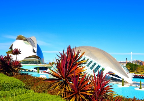 Od gotyckich wież po kosmiczne budowle 🏰 🚀 City break w Walencji za 889 PLN 🤩 Idealne godziny lotów i 4⭐ hotel 🥘😎