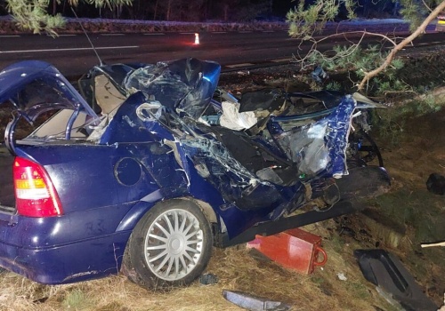 Czołowe zderzenie osobówki z ciężarówką. Zmiażdżony opel