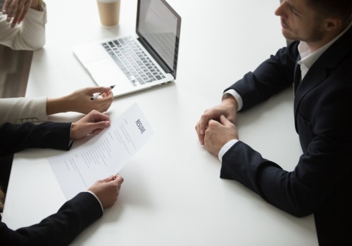 Siła benefitów w rekrutacji. Ogłoszenia z dodatkami mają o 10% więcej aplikacji