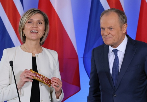 Tusk jak Trzaskowski? Wręczył premier Islandii... Prince-Polo