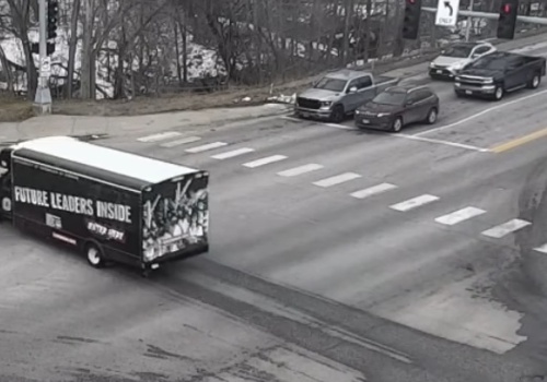 Dwaj kierowcy czekali na skrzyżowaniu na zmianę świateł. Nagle zapadła się ziemia