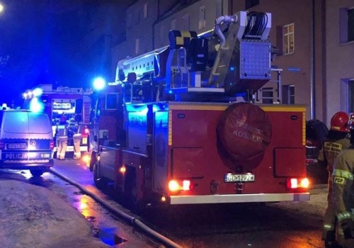 Tragiczny, nocny pożar w miejscowości Łomna. Strażacy wynieśli z płomieni dwie osoby