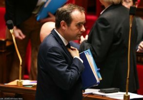 Rząd Francji przetrwał. Utrzymał się po wnioskach o wotum nieufności