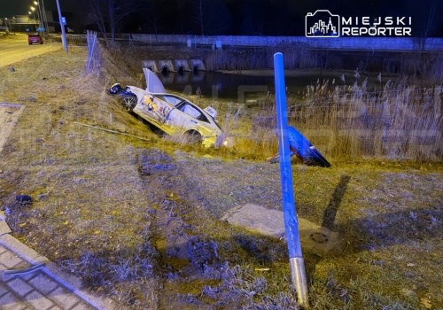 Poważne zderzenie na Bemowie. Przewóz osób wpadł do zbiornika retencyjnego