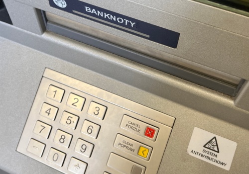 To już wojna z BLIK-iem. Kolejne cięcia wypłat gotówki
