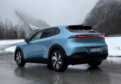 Changan Deepal S05 debiutuje w Polsce. Po co mu wyświetlacz na słupku?