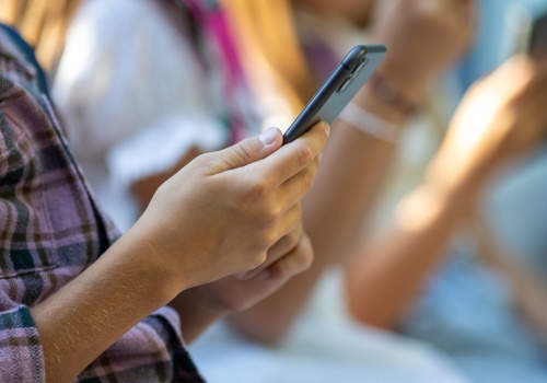 Koniec z telefonami w szkołach? Nowacka mówi wprost o terminie