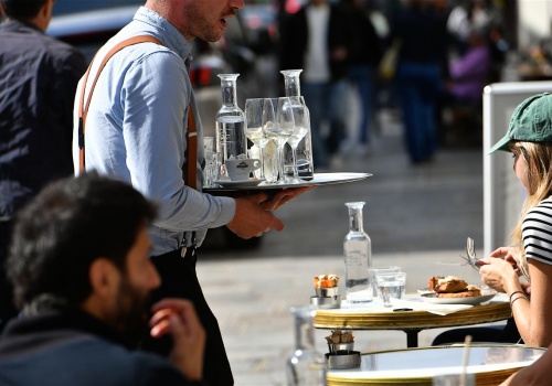 Kelner nie zwracał uwagi na gościa. 