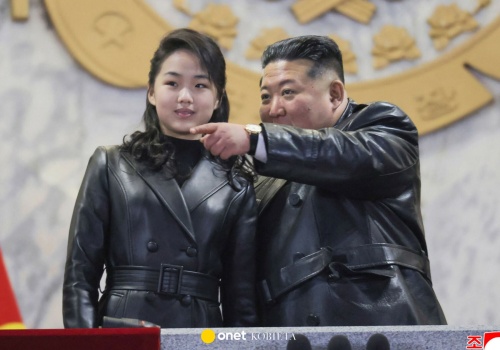 Kim Dzong Un z córką w identycznych kurtkach na paradzie wojskowej. Media: to nie przypadek