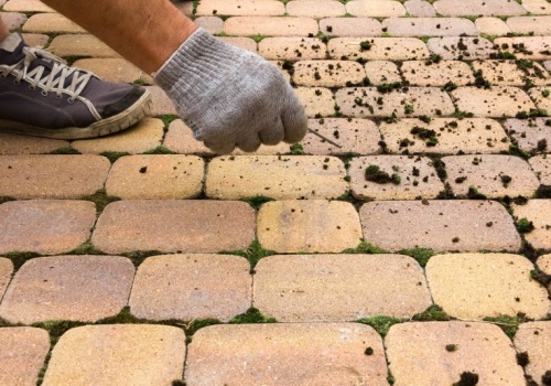 Wystarczą 2 składniki. Kostka po zimie będzie wyglądać jak świeżo położona