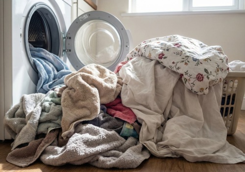 Pościel szorstka, ręczniki tracą chłonność? Winny może być jeden nawyk przy praniu