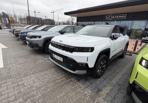 Nowy Jeep Compass po pierwszych jazdach. Europejski sznyt, powrót fizycznych przycisków i bolesna weryfikacja zasięgu