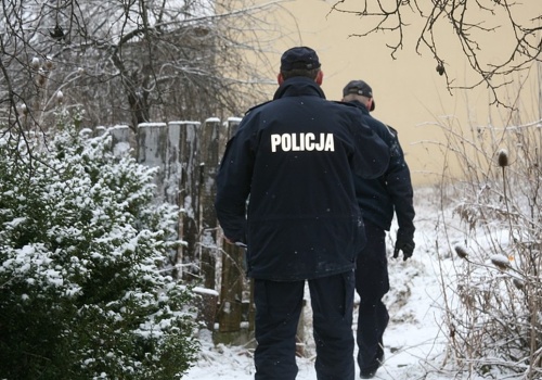 Dramatyczny telefon o zagrożonych dzieciach postawił służby na nogi. To, co ustalono, rzuciło nowe światło na sprawę