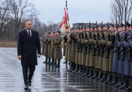 Prezydent Nawrocki niezmiennie zwycięża w sondażu zaufania!