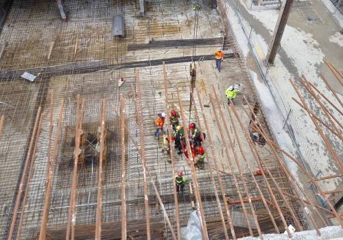 Tak strażacy uratowali mężczyznę na budowie hotelu Roberta De Niro. Ewakuacja przy pomocy dźwigu (Galeria)