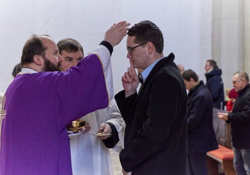 Przygotowujący się do chrztu spotkali się z biskupem. „Nie wchodzicie do wspólnoty bezbłędnych”