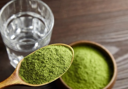 Wspiera trawienie, włosy i naturalne oczyszczanie - sproszkowana pokrzywa w codziennej diecie