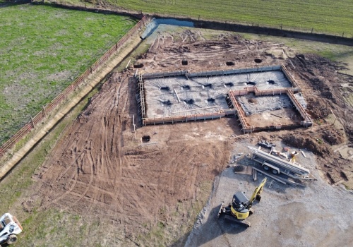 Jak przygotować podłoże pod garaż blaszany? Fundament, kostka, płyta betonowa – krok po kroku